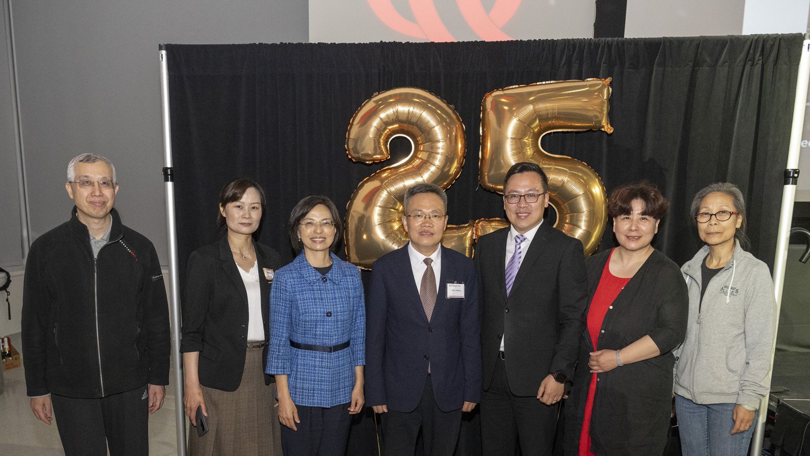重慶大學代表團與部分畢業(yè)生家長合影_副本.jpg