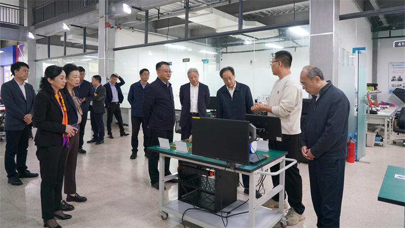8、考察參觀電子科技大學太赫茲通信研究中心.jpg